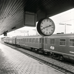 167741 Afbeelding van de stationsklok op het eerste perron van het N.S.-station Driebergen-Zeist te ...